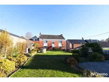 spacieuse maison villageoise avec nombreuses dépendances