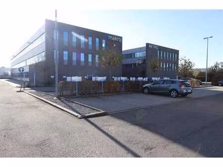 immeuble de bureaux avec lumière naturelle