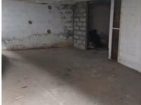 place de parking + box pour moto ou stockage. hyper centre