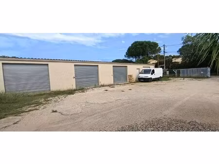 lot de 4 garages place de parking sur terrain de 661 m²
