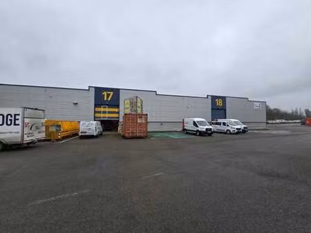 dépôt de 1.152m² avec des bureaux à louer