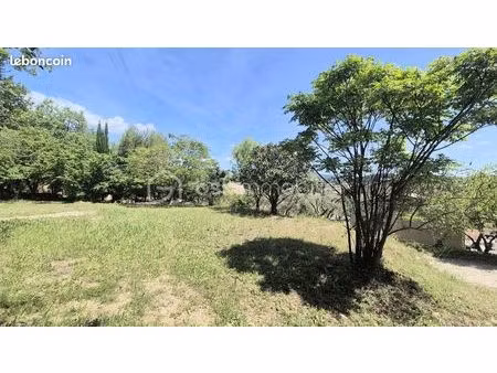 terrain 806 m² cuers