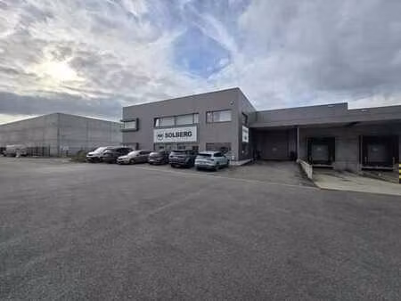 entrepôt avec quai de chargement à louer