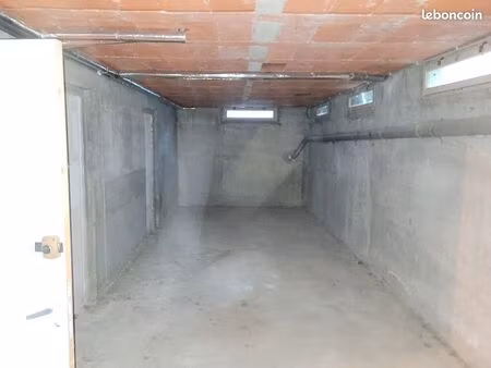 location grand local de stockage / cave