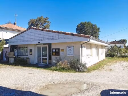 local professionnel  salle d'attente et parking privé