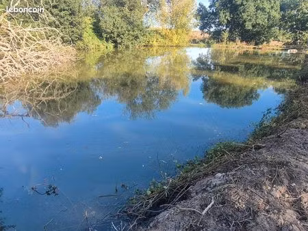 etang sur 15000m2 de terrain clos premihat