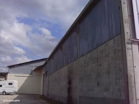 loue entrepôt pour stockage ou usage artisanal