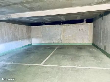 place de parking large en sous-sol (possible 2)