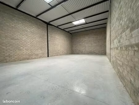 local d'activité 3 696 m²