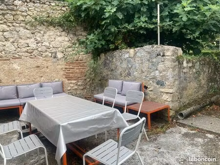 maison de bourg  atypique  95m2. jardin 1200 m2. a 5 mn du centre ville de cusset et à 10m