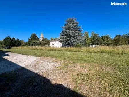 superbe terrain à bâtir face à l'abbaye de bassac