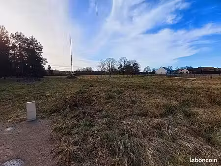 terrain 743 m² trainou