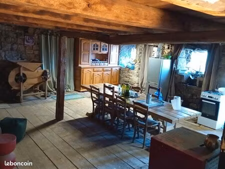 corps de ferme sur l aubrac  18eme siècle  250 m2 habitable  a rénover et réhabiliter