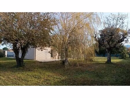 maison individuelle rénovée de plain-pied sur un terrain clos de 1 420 m²