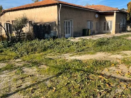 un ensemble foncier d’une surface bâtie de 927 52 m2