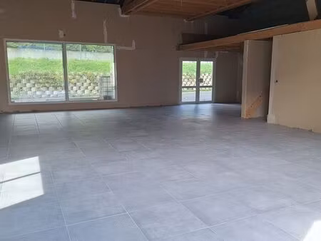 local pour magasin  tertiaire  médical  restauration  artisanat  etc. a la terrasse  belle