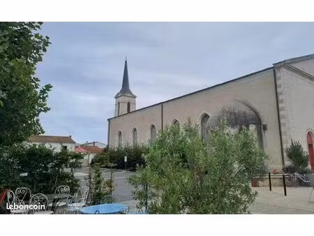 maison rénovée jolie cour centre de village