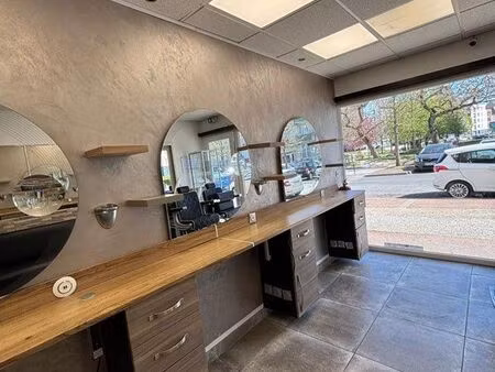 fonds de commerce salon de coiffeur + point chaud