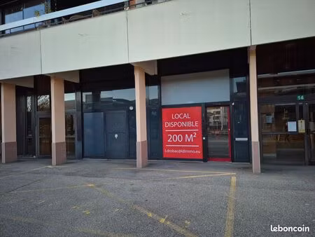 a vendre murs local commercial divisible emplacement numéro 1 à seynod