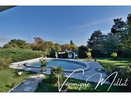 maison de plain-pied avec piscine  au cœur du bourg de cenac