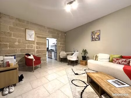 uzès  hyper centre-ville  appartement de 64 m². rdc avec cour privée