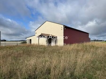 a 20 mn du mans  bâtiment 280m²  terrain 4700m²