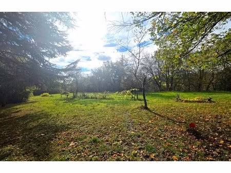 magnifique terrain dans un parc au dessus du golf de fiac