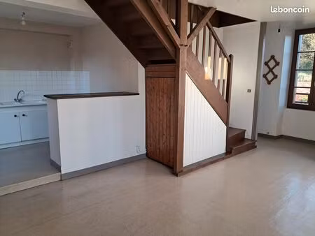 à louer – appartement t3 en duplex au cœur de châtelus-le-marcheix