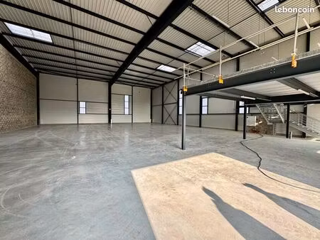 local d'activité 830 m²