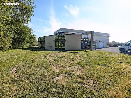 bureaux 600 m² cugand