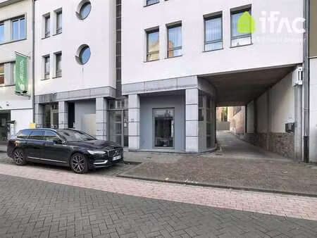 espace commercial et bureaux (270 m²) avec parking