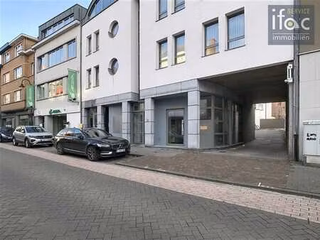 rez-de-chaussée commercial avec parking.