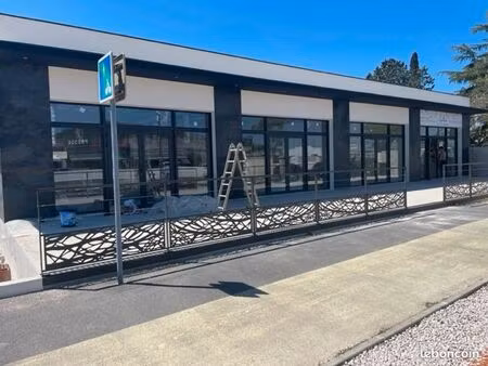 local commercial 82.11 m2 + terrasse 27 m2