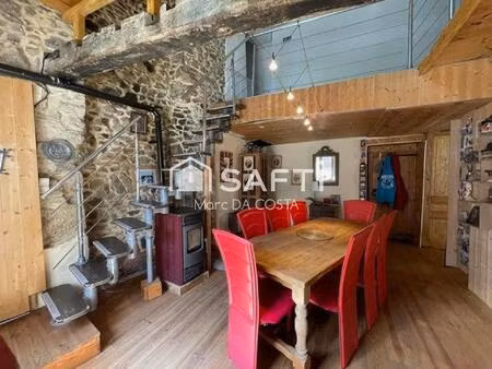 225 m² habitables  nombreuses chambres  cour intérieure. possibilité de diviser.