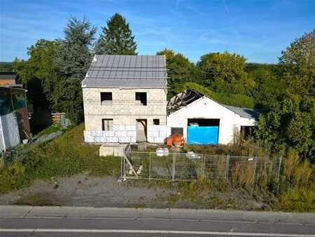vonêche - terrain avec un gros oeuvre pratiquement terminé.