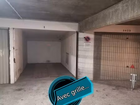 parking fermé par une grille a louer