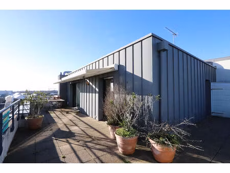 appartement t3 de 74 m² situé au dernier étage avec ascenseur - grande terrase privative -