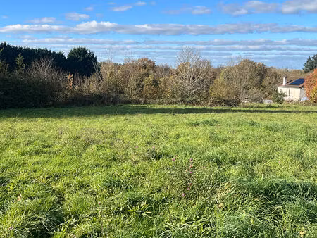 magnifique terrain constructible de 838m2 dans le bourg de cognac la foret