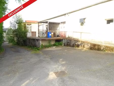 local avec quai de déchargement