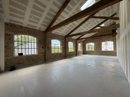 local d'activité rénové – 118 m² – hauteur sous plafon