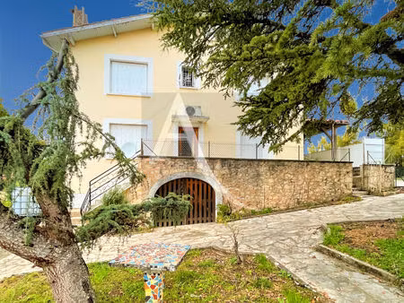 a vendre maison familiale en pierre avec jardin et garages.