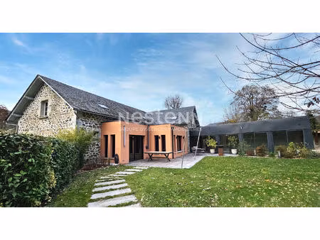 a vendre à 20 minutes d'aurillac  sur terrain d'environ 3900 m²  maison 9 pièces  entièrem