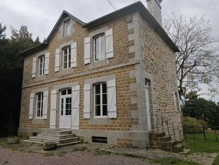 maison de maître entourée de verdure et forêt
