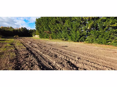 terrain tresques constructible 800m² viabilisé et pc