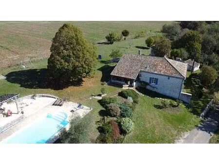 maison en pierre renovée avec maison d'ami  piscine  grand terrain  pas de voisins proches