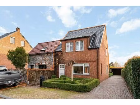 goed onderhouden woning met 2 slaapkamers rustig gelegen op een perceel van 4a27ca te leop