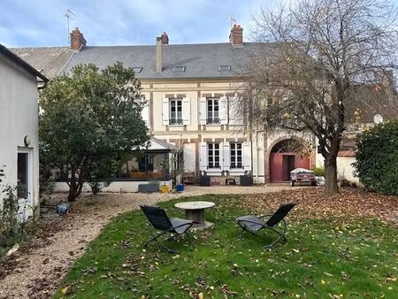 maison de ville discrete et pleine de potentiel