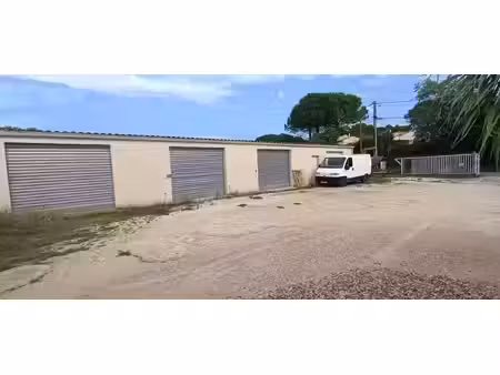 ensemble de garages sécurisé à tresque