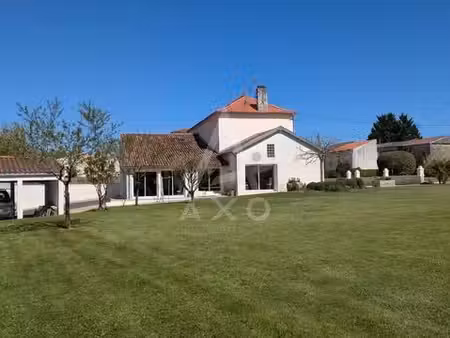 entre saint-jean-d'angély et aulnay – élégante maison de maître avec extension...