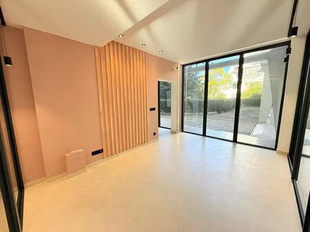 location local commercial 2 pièces 42m2 la grande-motte 34280 - 950 € - surface privée
